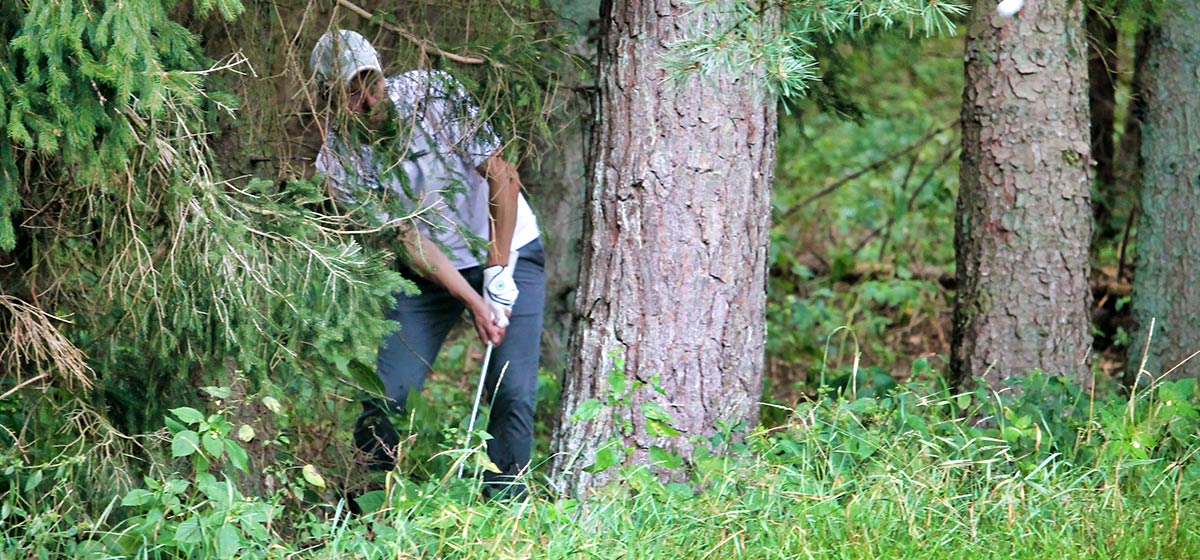 Golfspieler im Wald