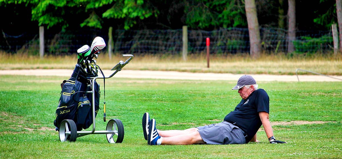Grambek Open - Golfer ruht sich auf der Bahn aus